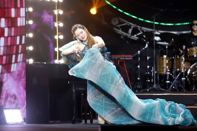 Một chị đẹp tự cầm kéo cắt phăng váy đắt tiền trên sân khấu Làn sóng xanh- Ảnh 1.