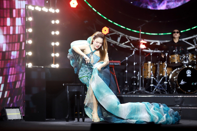 Một chị đẹp tự cầm kéo cắt phăng váy đắt tiền trên sân khấu Làn sóng xanh- Ảnh 2.