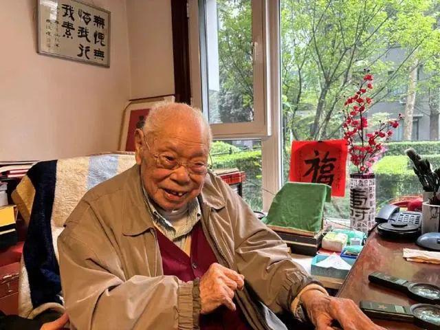 Nhà văn nổi tiếng đón sinh nhật lần thứ 110 tuổi: Từng 2 lần mắc ung thư, nhưng vẫn sống thọ nhờ 5 điều đơn giản chẳng ai nghĩ tới- Ảnh 1.
