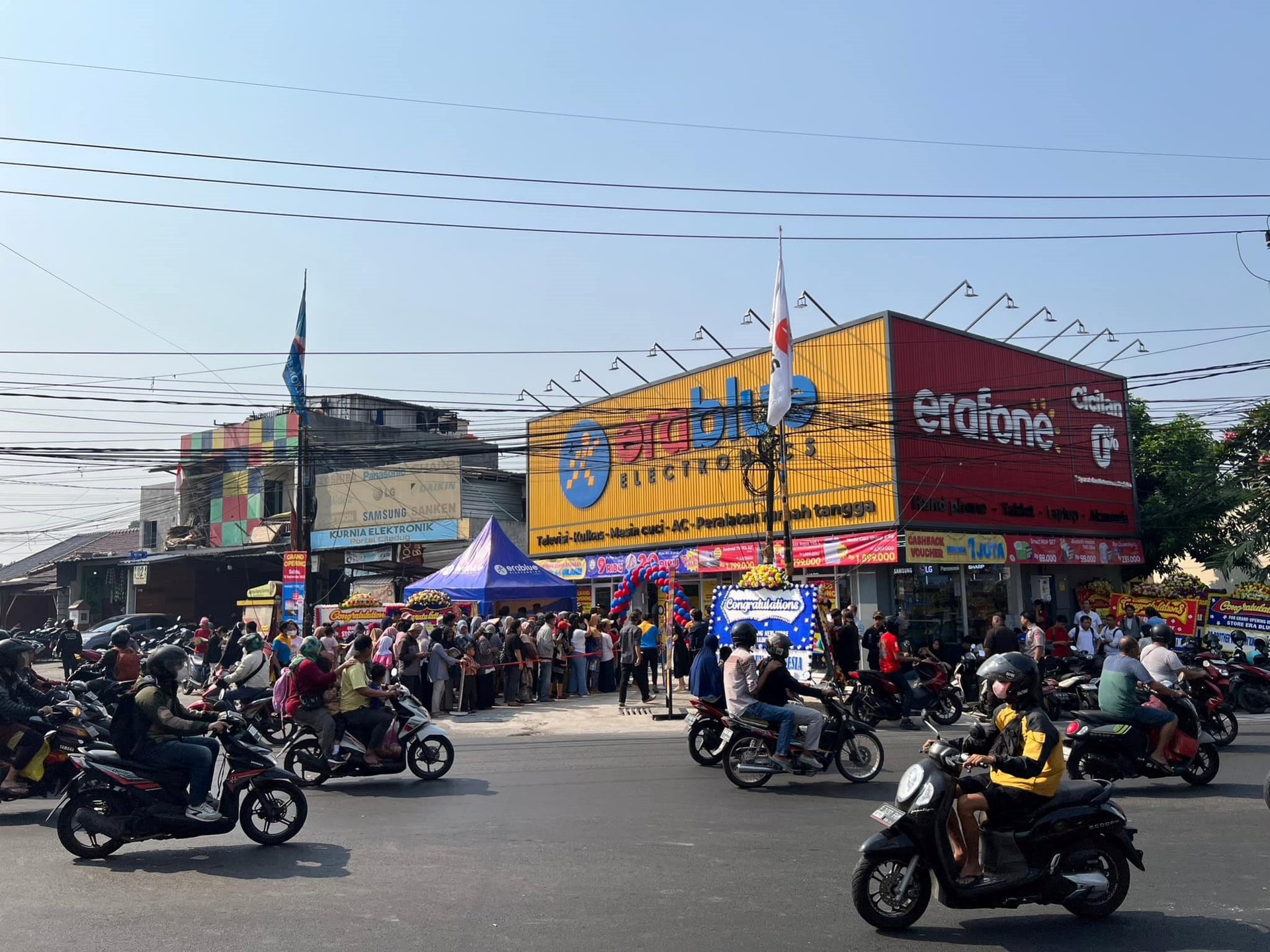 Ước tính đóng 200 cửa hàng tại Việt Nam trong 3 tháng cuối năm 2023, Thế giới di động vừa khai trương cửa hàng Erablue thứ 50 tại Indonesia- Ảnh 2.