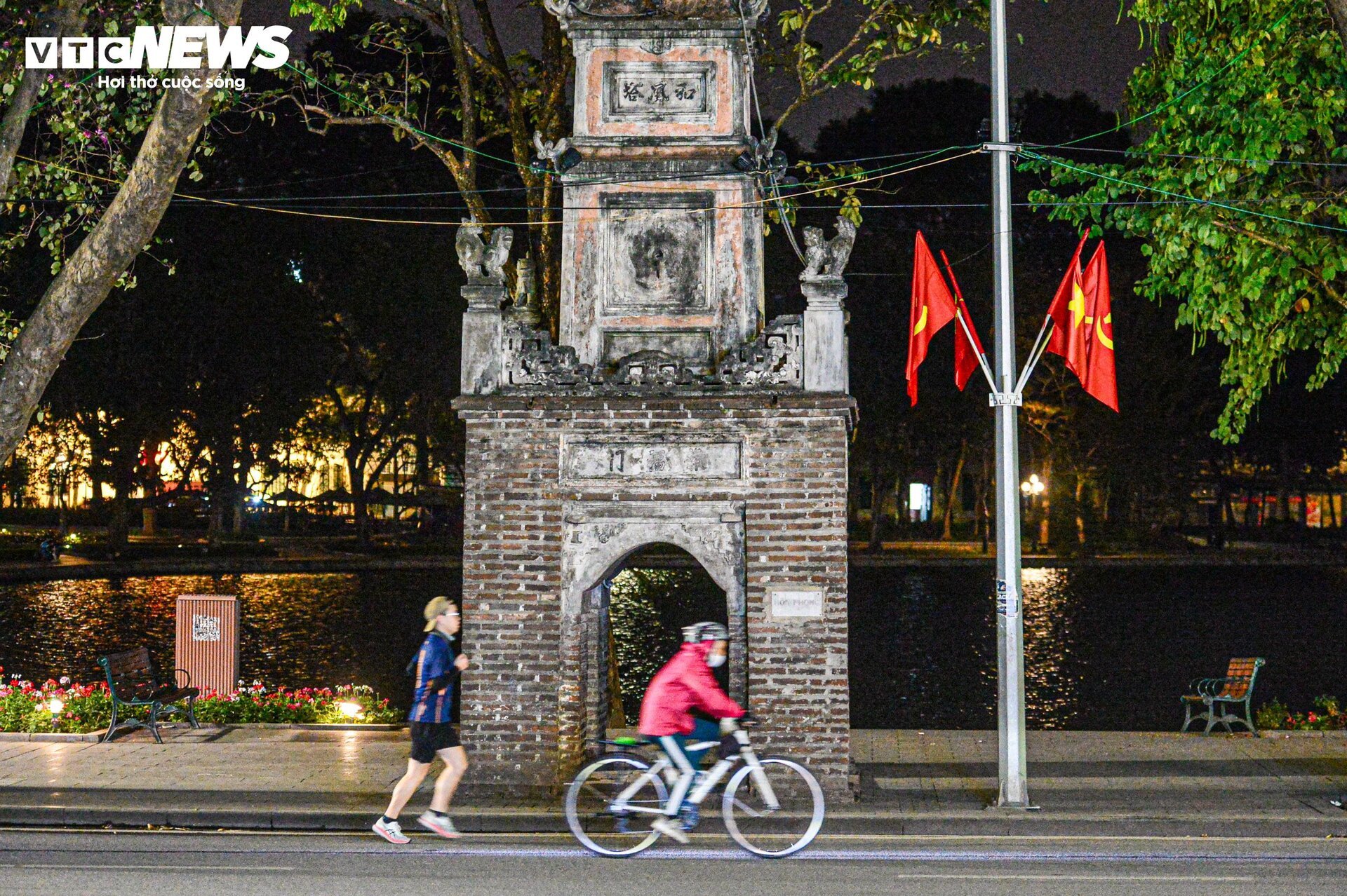 Trời rét căm căm, nhiều người vẫn dậy từ tờ mờ sáng ra Hồ Gươm tập thể dục- Ảnh 1.