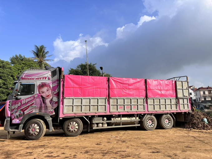 Gặp Ngô Hạnh - mỹ nữ lái xe tải 30 tấn ở Thái Nguyên, phủ hồng xe bằng hình Hello Kitty: Cuộc sống ra sao sau khi nổi tiếng?- Ảnh 2.