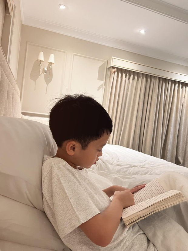 Tăng Thanh Hà đăng khoảnh khắc con trai ngồi đọc sách một mình, lại gần mới phát hiện chi tiết cực đáng nể- Ảnh 2.