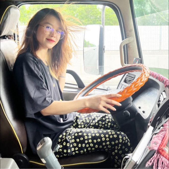 Gặp Ngô Hạnh - mỹ nữ lái xe tải 30 tấn ở Thái Nguyên, phủ hồng xe bằng hình Hello Kitty: Cuộc sống ra sao sau khi nổi tiếng?- Ảnh 3.