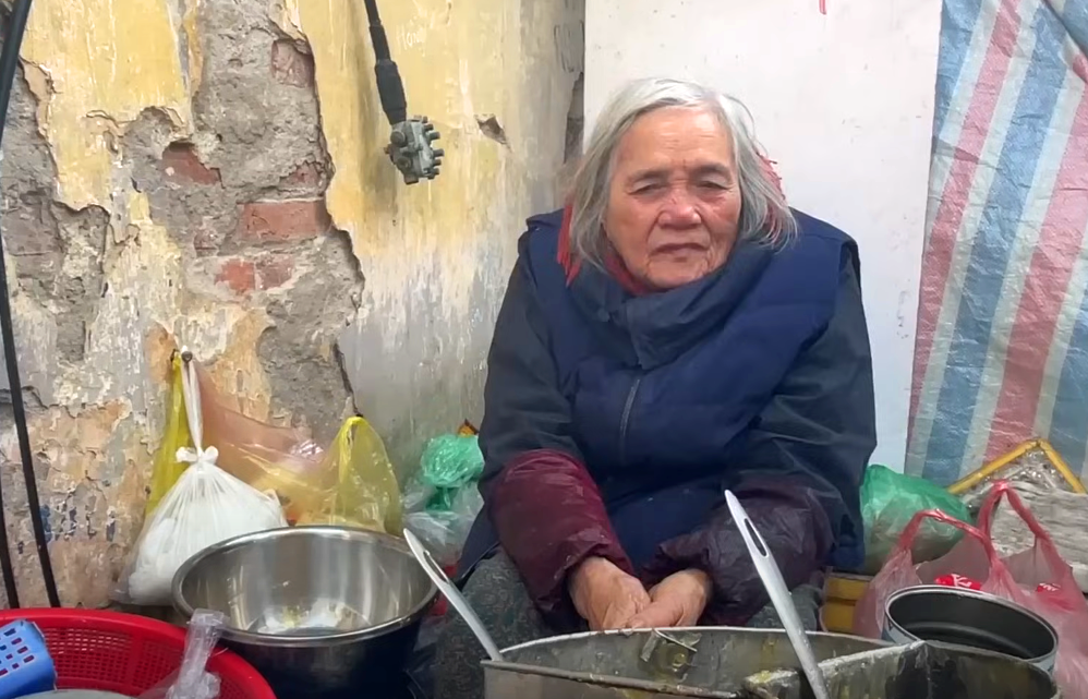 Cụ bà 82 tuổi bán chè sắn giữa trung tâm Hà Nội và câu chuyện buồn ít ai biết- Ảnh 4.