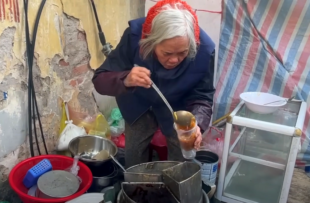 Cụ bà 82 tuổi bán chè sắn giữa trung tâm Hà Nội và câu chuyện buồn ít ai biết- Ảnh 5.