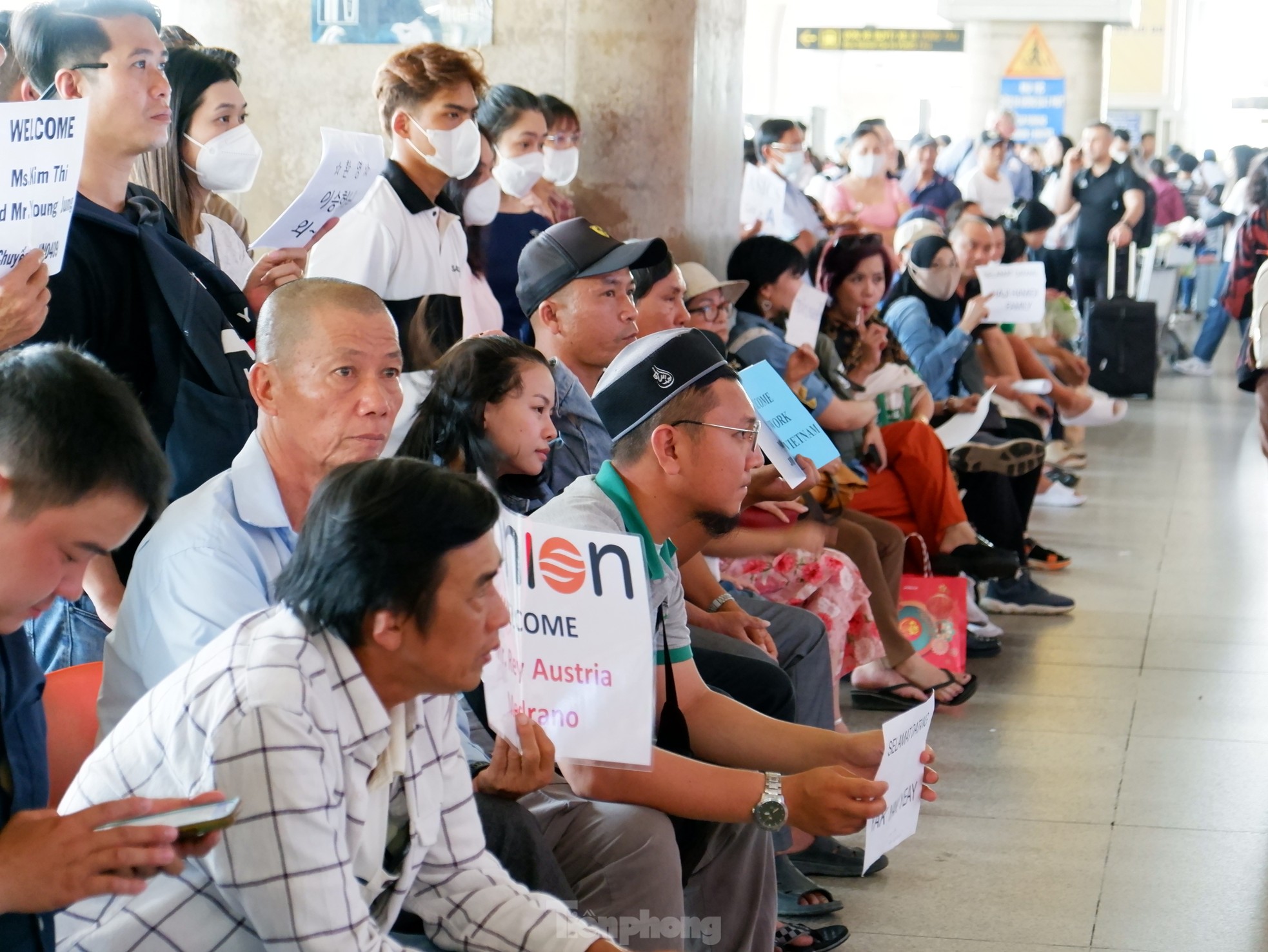 Sân bay Tân Sơn Nhất tấp nập người đón Việt kiều về ăn Tết- Ảnh 3.