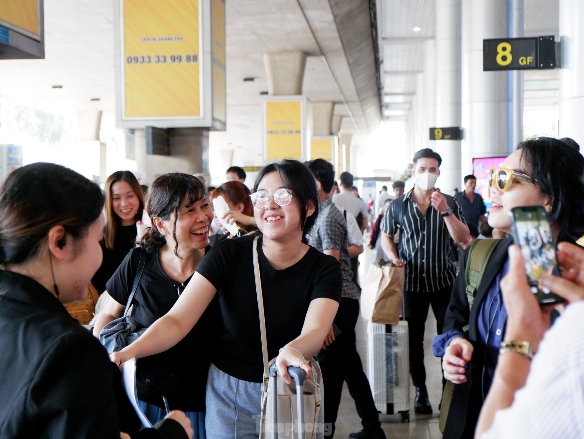 Sân bay Tân Sơn Nhất tấp nập người đón Việt kiều về ăn Tết- Ảnh 10.