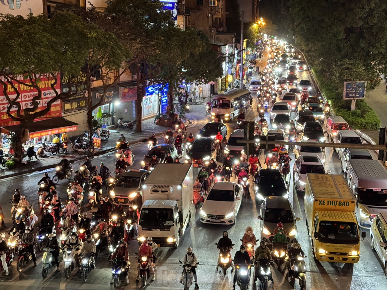 Đường phố Hà Nội tắc không lối thoát cả ngày lẫn đêm khi Tết cận kề- Ảnh 9.