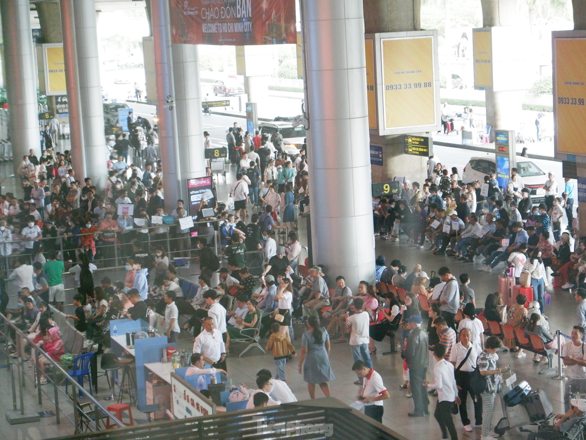 Sân bay Tân Sơn Nhất tấp nập người đón Việt kiều về ăn Tết- Ảnh 2.