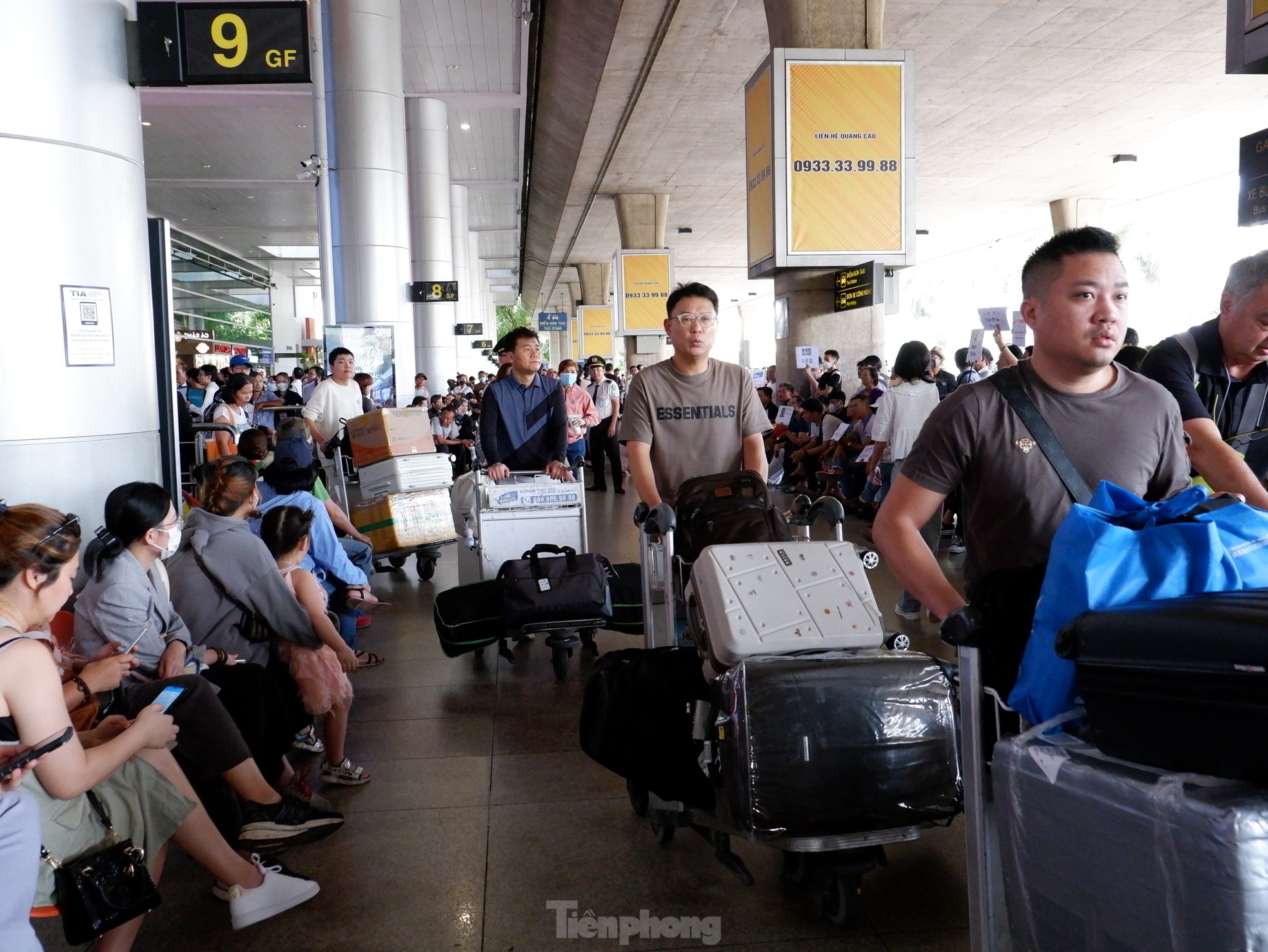 Sân bay Tân Sơn Nhất tấp nập người đón Việt kiều về ăn Tết- Ảnh 4.