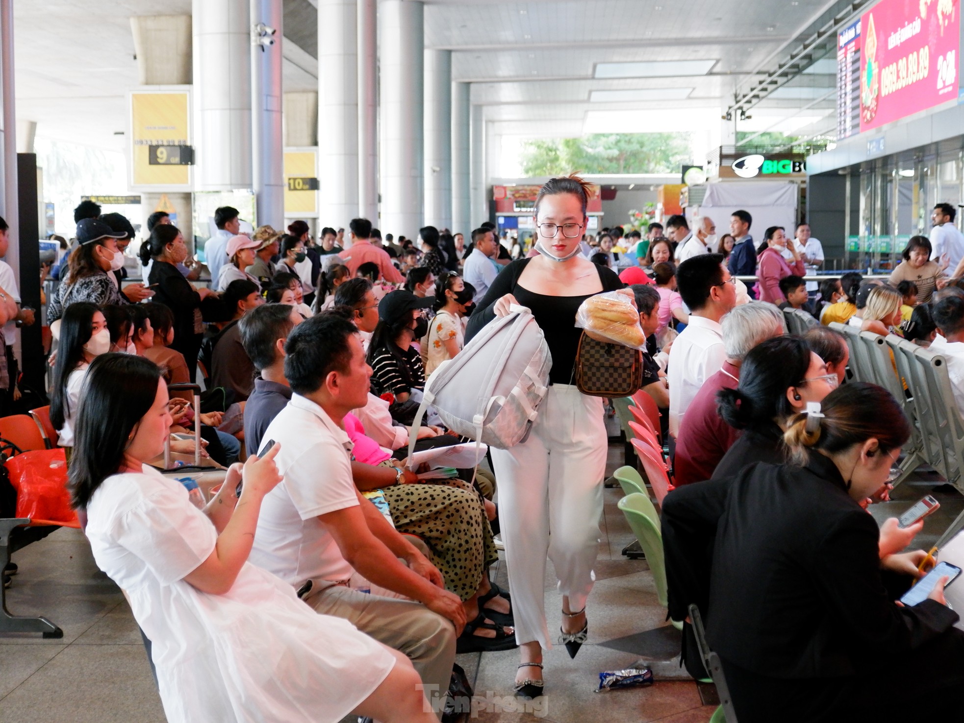 Sân bay Tân Sơn Nhất tấp nập người đón Việt kiều về ăn Tết- Ảnh 5.