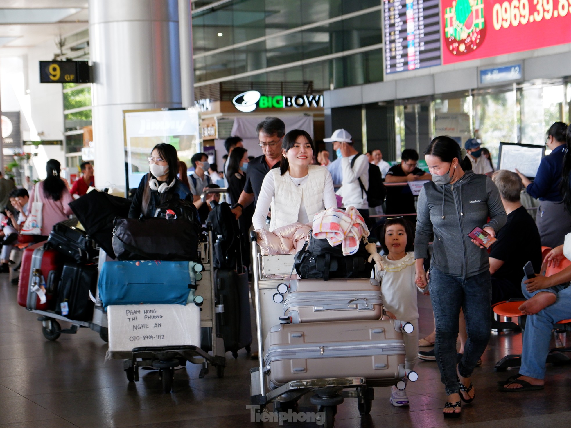 Sân bay Tân Sơn Nhất tấp nập người đón Việt kiều về ăn Tết- Ảnh 1.