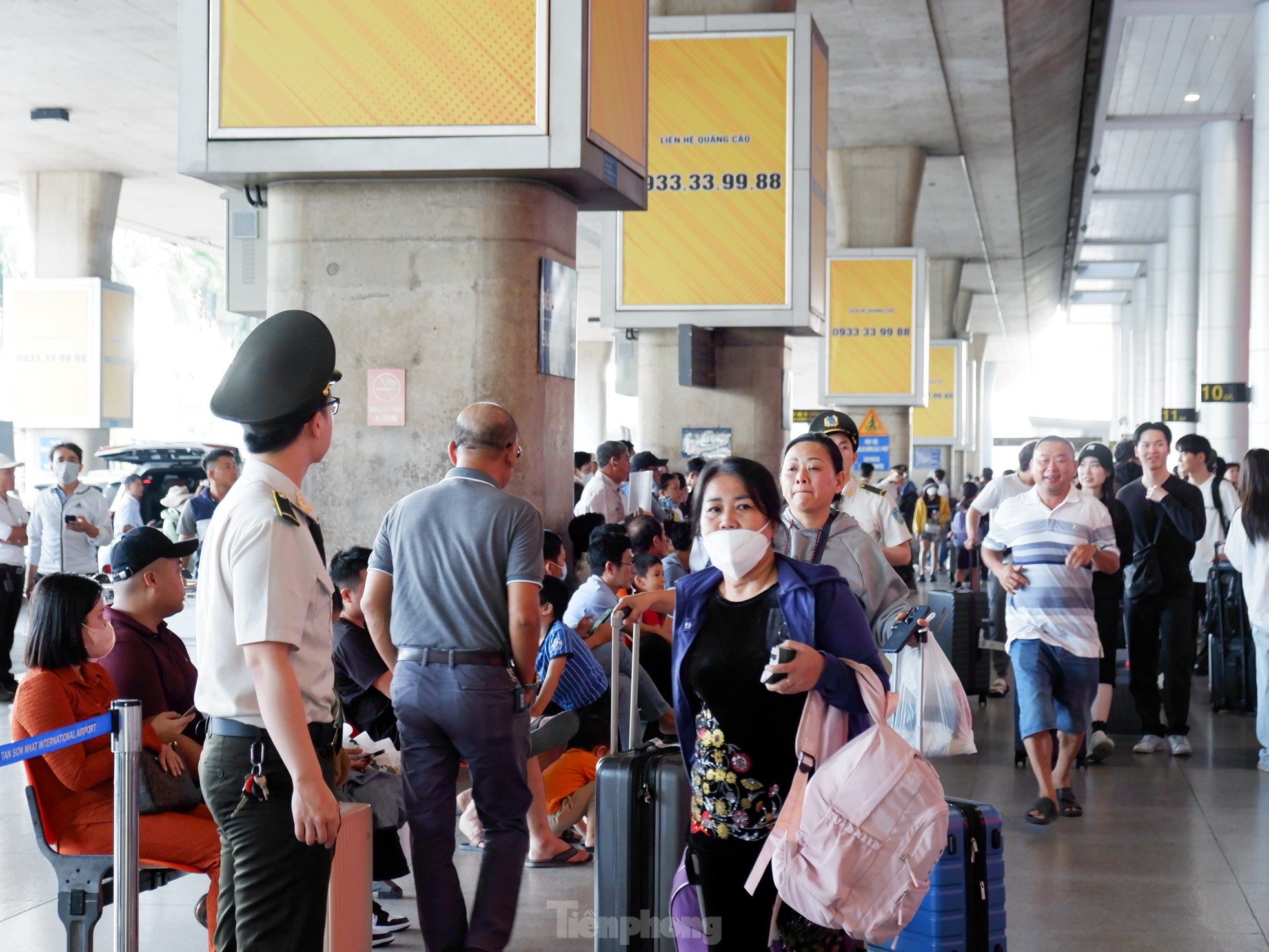 Sân bay Tân Sơn Nhất tấp nập người đón Việt kiều về ăn Tết- Ảnh 11.