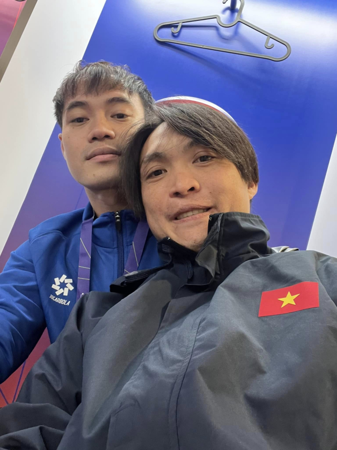 Tuấn Anh lần đầu chụp ảnh selfie: Nắm tay cực tình với Quang Hải, dìm Văn Toàn không thương tiếc- Ảnh 3.
