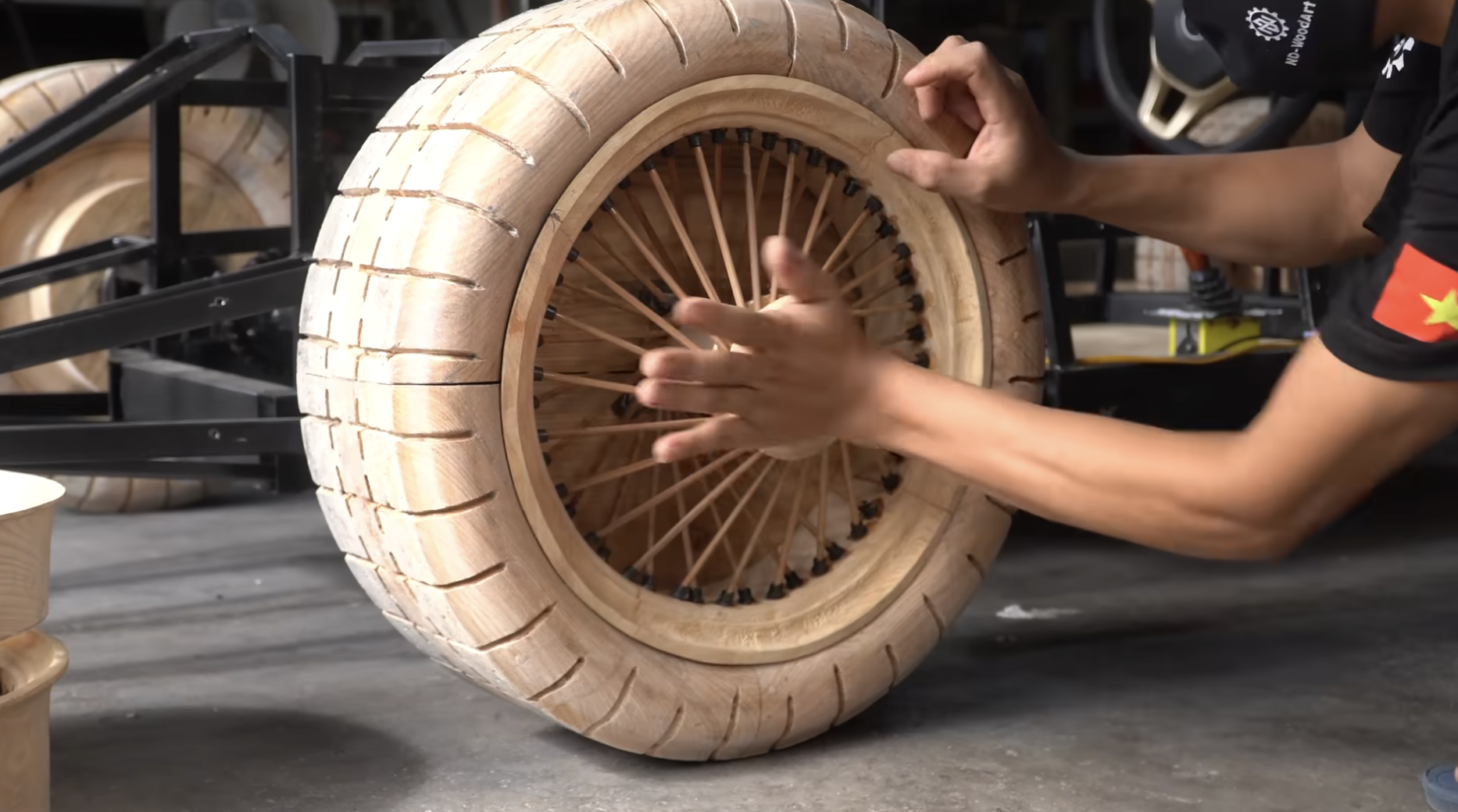 Ông bố 9X mất 3 tháng làm xe đua gỗ tặng con gái: Động cơ điện, bánh xe 'full' gỗ khắc gọt cực tỉ mỉ- Ảnh 5.
