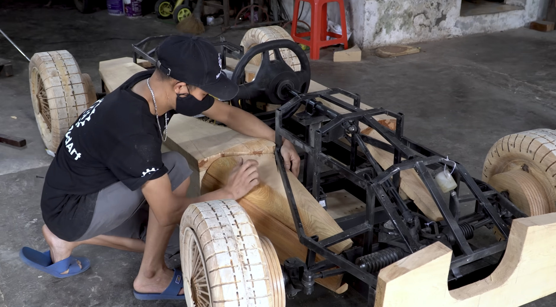 Ông bố 9X mất 3 tháng làm xe đua gỗ tặng con gái: Động cơ điện, bánh xe 'full' gỗ khắc gọt cực tỉ mỉ- Ảnh 6.