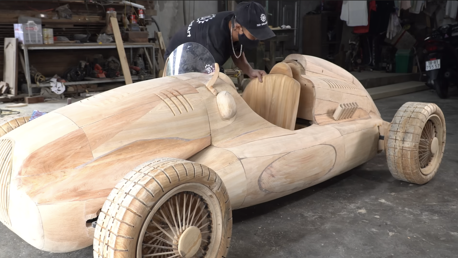 Ông bố 9X mất 3 tháng làm xe đua gỗ tặng con gái: Động cơ điện, bánh xe 'full' gỗ khắc gọt cực tỉ mỉ- Ảnh 10.