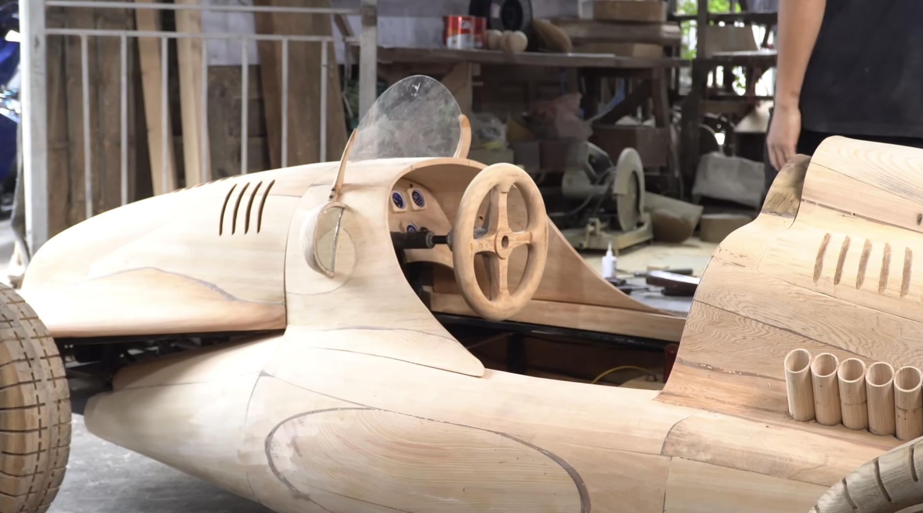 Ông bố 9X mất 3 tháng làm xe đua gỗ tặng con gái: Động cơ điện, bánh xe 'full' gỗ khắc gọt cực tỉ mỉ- Ảnh 9.