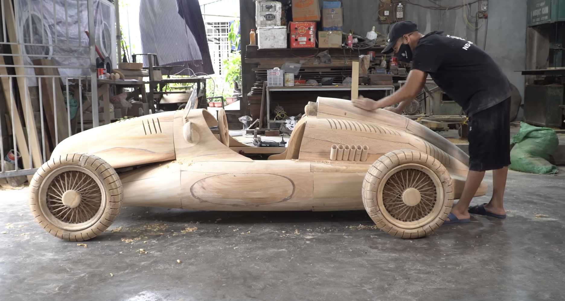 Ông bố 9X mất 3 tháng làm xe đua gỗ tặng con gái: Động cơ điện, bánh xe 'full' gỗ khắc gọt cực tỉ mỉ- Ảnh 1.