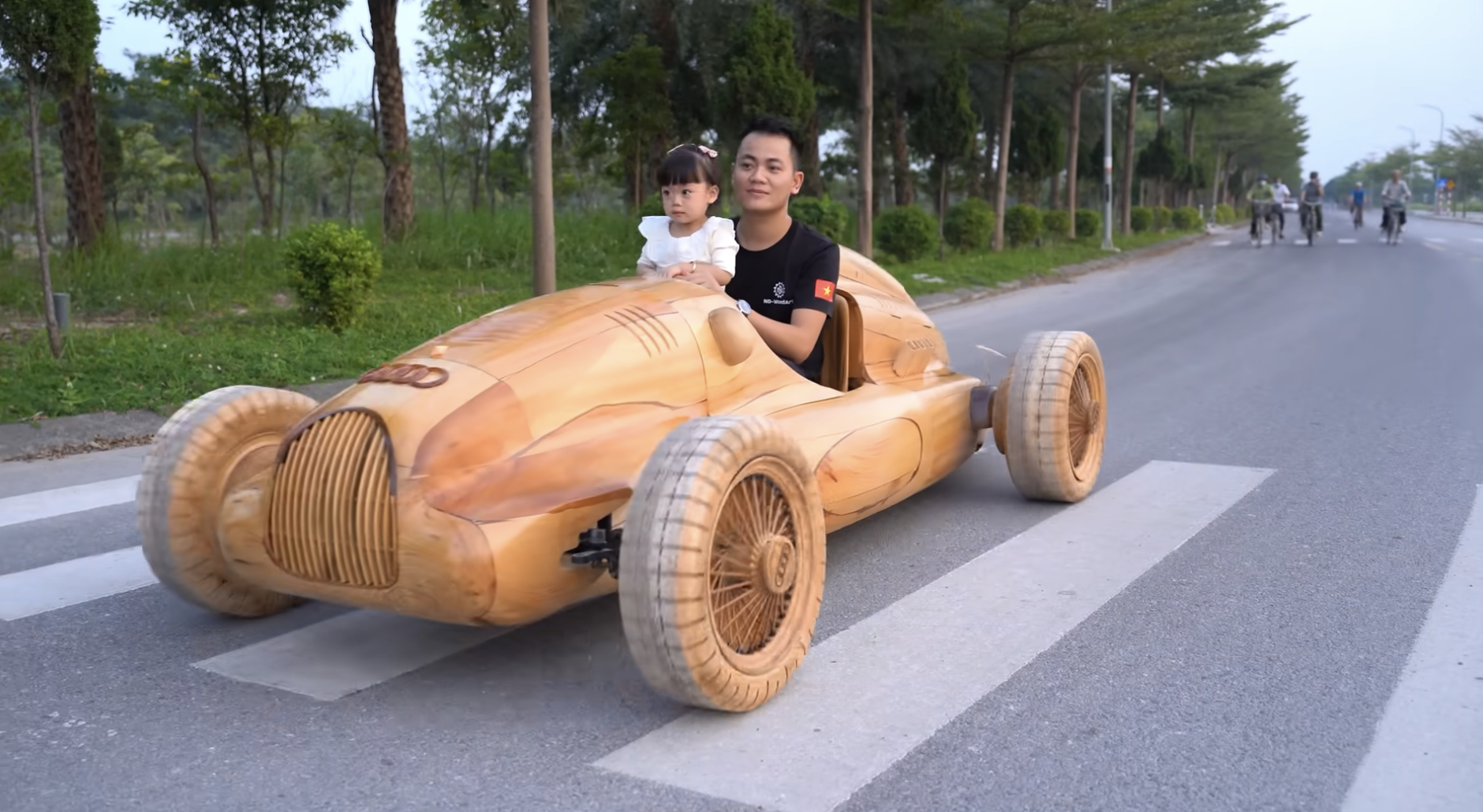 Ông bố 9X mất 3 tháng làm xe đua gỗ tặng con gái: Động cơ điện, bánh xe 'full' gỗ khắc gọt cực tỉ mỉ- Ảnh 11.