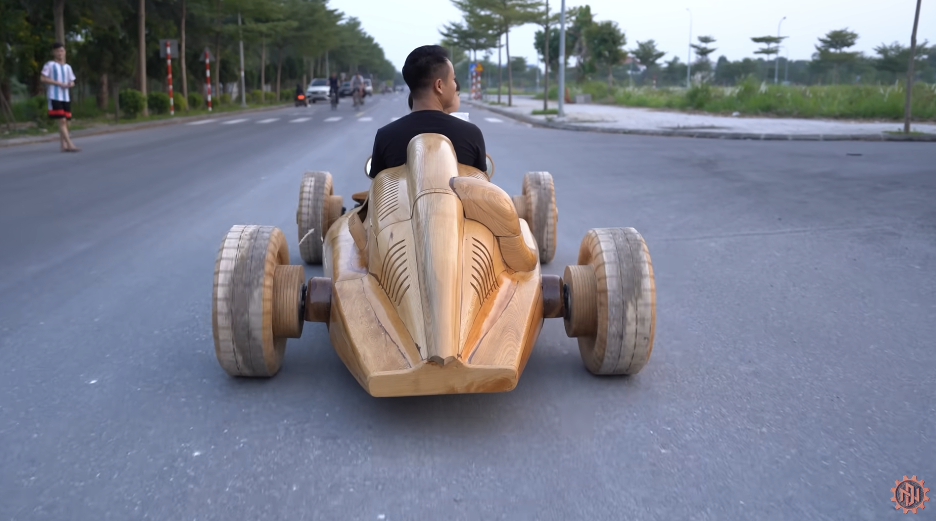 Ông bố 9X mất 3 tháng làm xe đua gỗ tặng con gái: Động cơ điện, bánh xe 'full' gỗ khắc gọt cực tỉ mỉ- Ảnh 12.