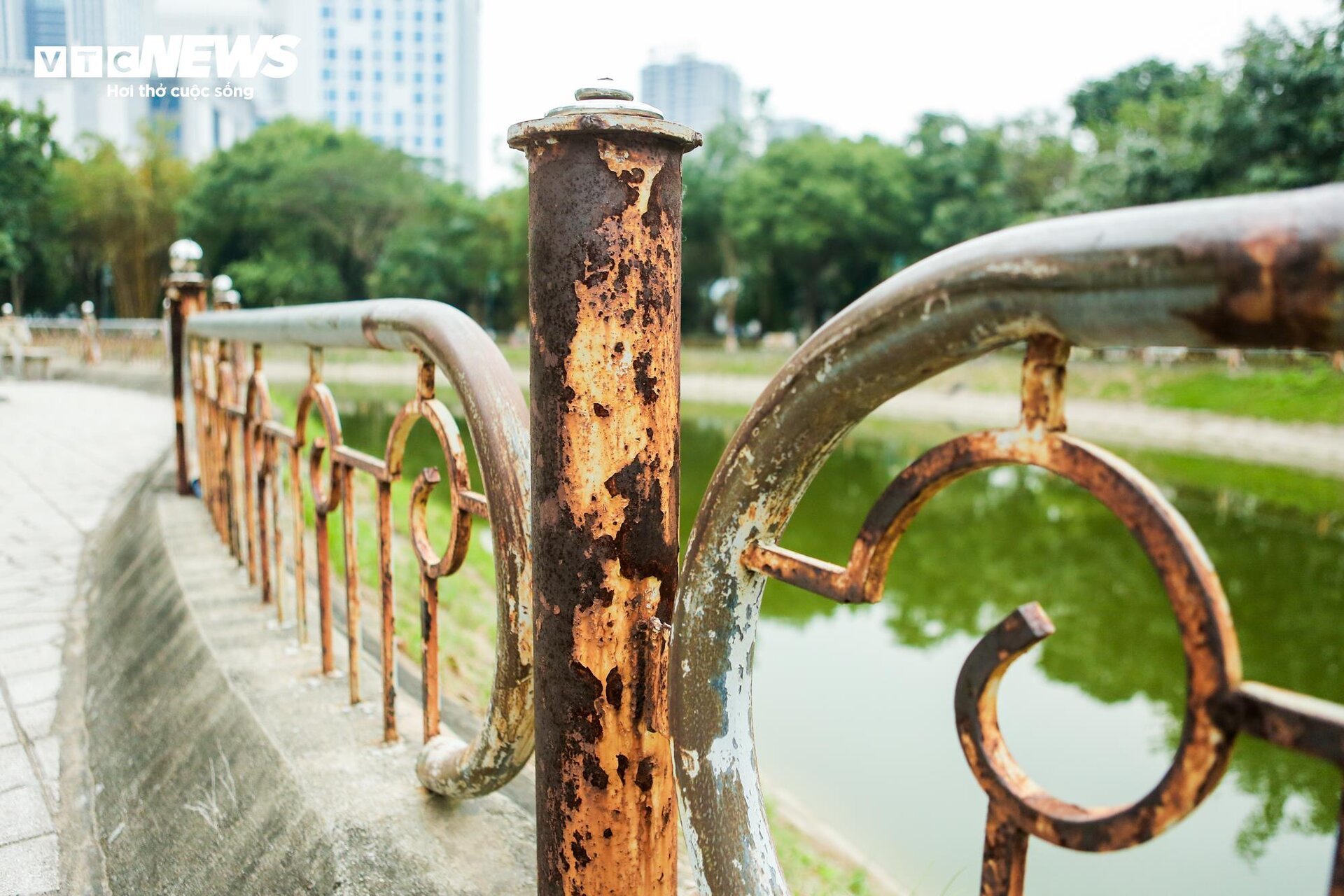 Hiện trạng xuống cấp của 2 công viên lớn ở Hà Nội sắp được cải tạo- Ảnh 6.