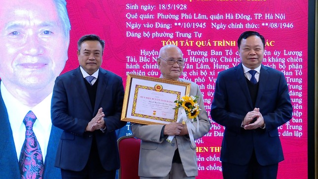 Chủ tịch Hà Nội trao Huy hiệu 80 tuổi Đảng cho lão thành cách mạng- Ảnh 1.