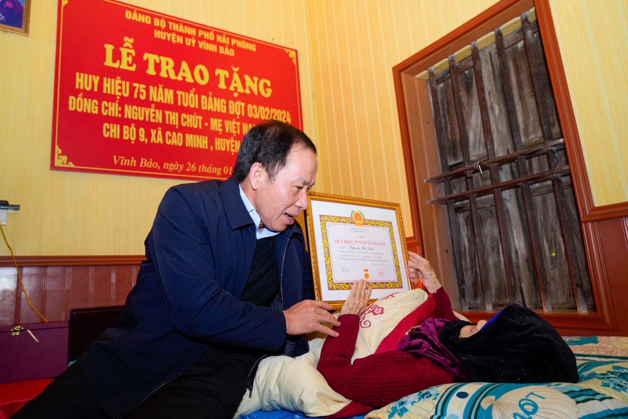 Trao tặng Mẹ Việt Nam anh hùng Nguyễn Thị Chút Huy hiệu 75 năm tuổi Đảng- Ảnh 1.
