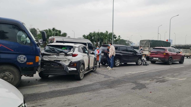 Tai nạn liên hoàn giữa 6 ô tô trên phố ở Hà Nội- Ảnh 1.