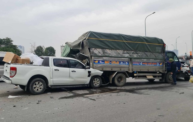 Tai nạn liên hoàn giữa 6 ô tô trên phố ở Hà Nội- Ảnh 2.