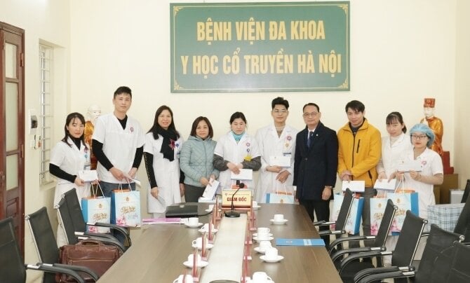 Bệnh viện ở Hà Nội công bố mức thưởng Tết, có nơi 40 triệu đồng/người- Ảnh 1.
