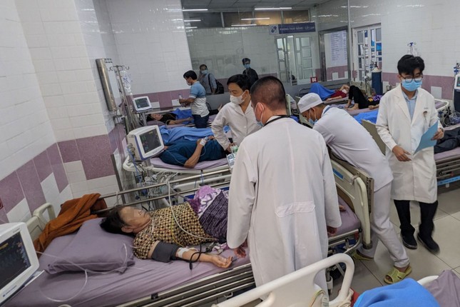 Hàng chục người ở Sóc Trăng nhập viện, nghi ngộ độc sau khi ăn bánh mì- Ảnh 1.