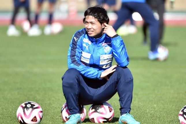 Nguyễn Công Phượng phải đá tiền vệ phòng ngự ở Yokohama FC- Ảnh 1.