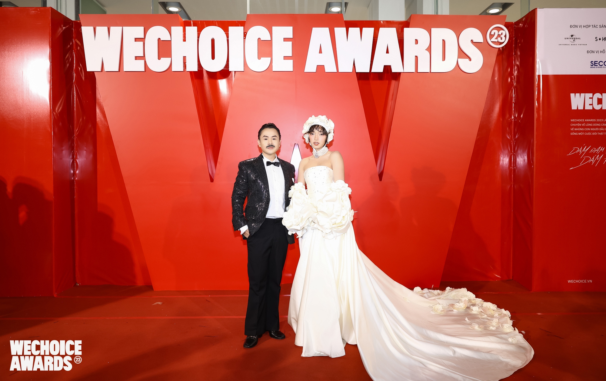 Siêu thảm đỏ Gala WeChoice Awards 2023: Binz - Châu Bùi hoá cô dâu chú rể đọ sắc Trấn Thành - Hari, Chi Pu táo bạo bên Hương Giang cùng dàn hậu- Ảnh 1.