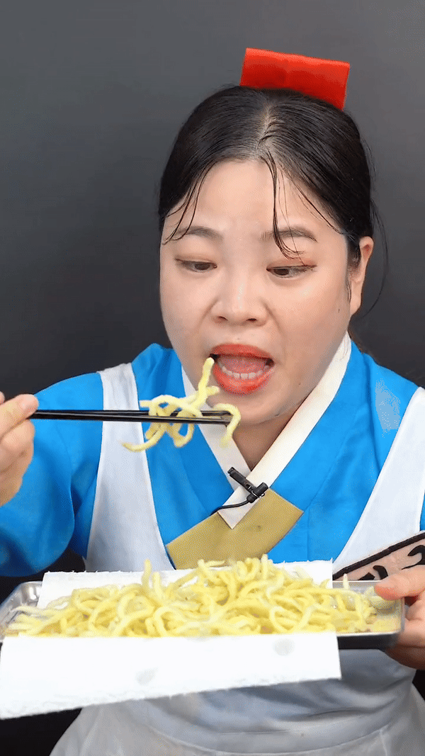 TikToker Hàn Quốc đổ xô mukbang món 