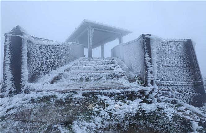 Gần 10 nghìn lượt khách lên đỉnh Mẫu Sơn ngắm băng tuyết- Ảnh 2.
