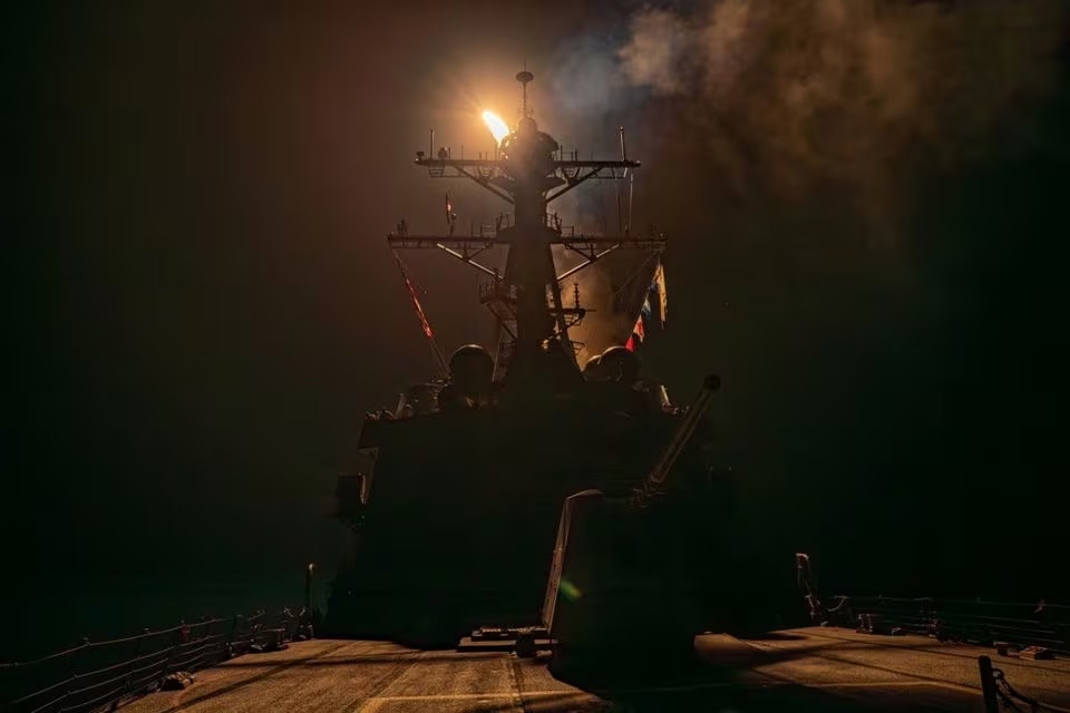 Mỹ tấn công phá hủy tên lửa chống hạm của Houthi chuẩn bị phóng vào Biển Đỏ- Ảnh 1.