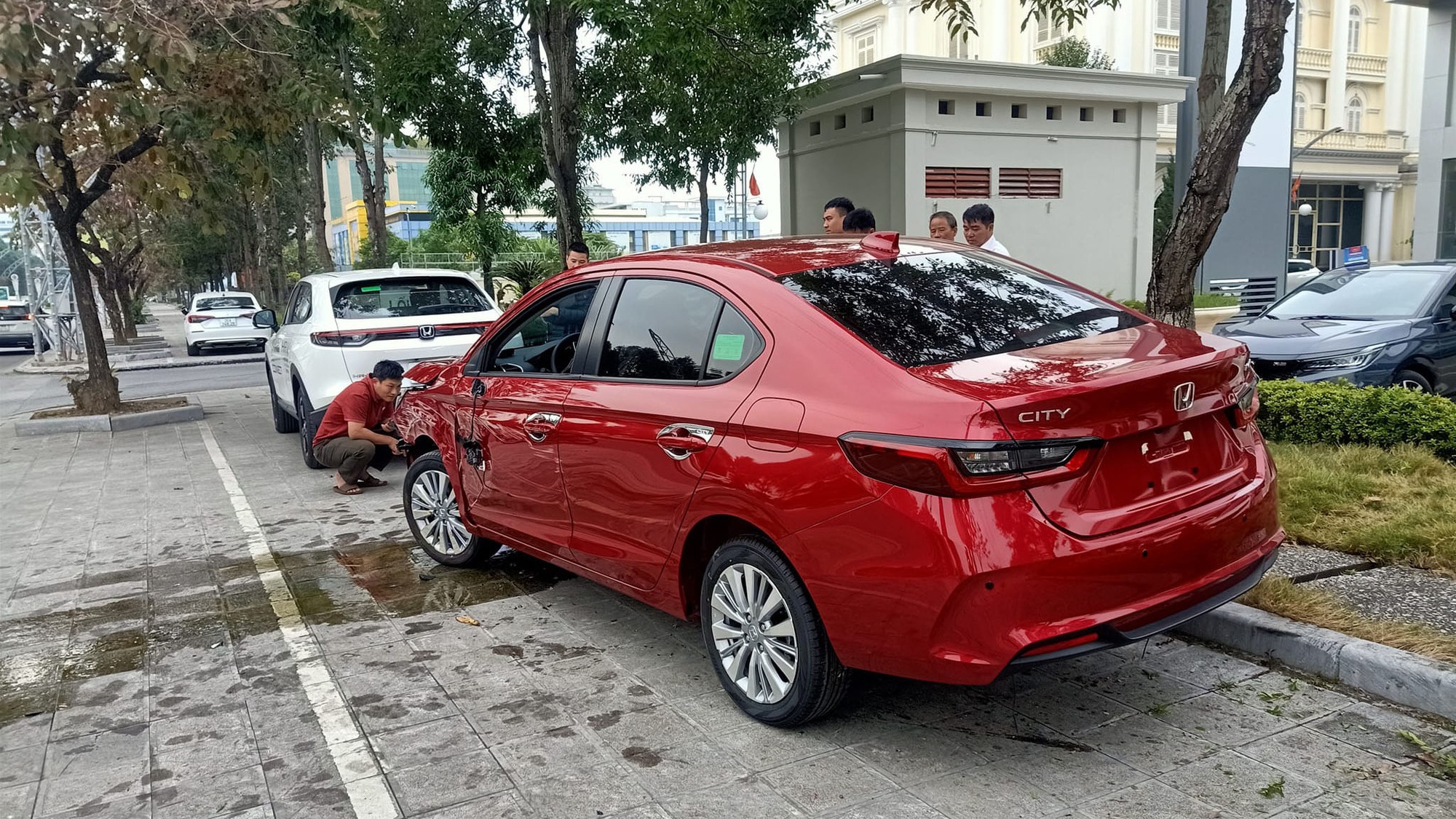 Ảnh TNGT: Chưa kịp gắn biển, Honda City lao qua bồn cây, vỡ nát đầu xe- Ảnh 2.