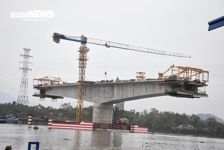 Bất chấp giá rét, công nhân dốc sức thi công cây cầu nối Hải Phòng và Quảng Ninh- Ảnh 8.