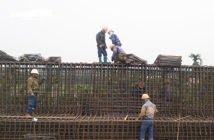 Bất chấp giá rét, công nhân dốc sức thi công cây cầu nối Hải Phòng và Quảng Ninh- Ảnh 5.