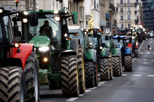 Cơn bĩ cực của nông dân Pháp: Kiếm hơn 18 triệu đồng/tháng vẫn chẳng đủ sống, từ niềm tự hào nuôi sống toàn dân đến cảnh phải xuống đường đấu tranh- Ảnh 1.