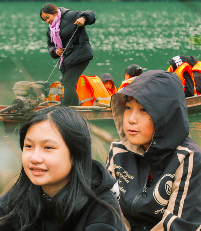 "Mẹ Nụ" - Cô giáo lái đò sông Đà và những lần đầu tiên đầy xúc động cùng WeChoice Awards 2023- Ảnh 2.