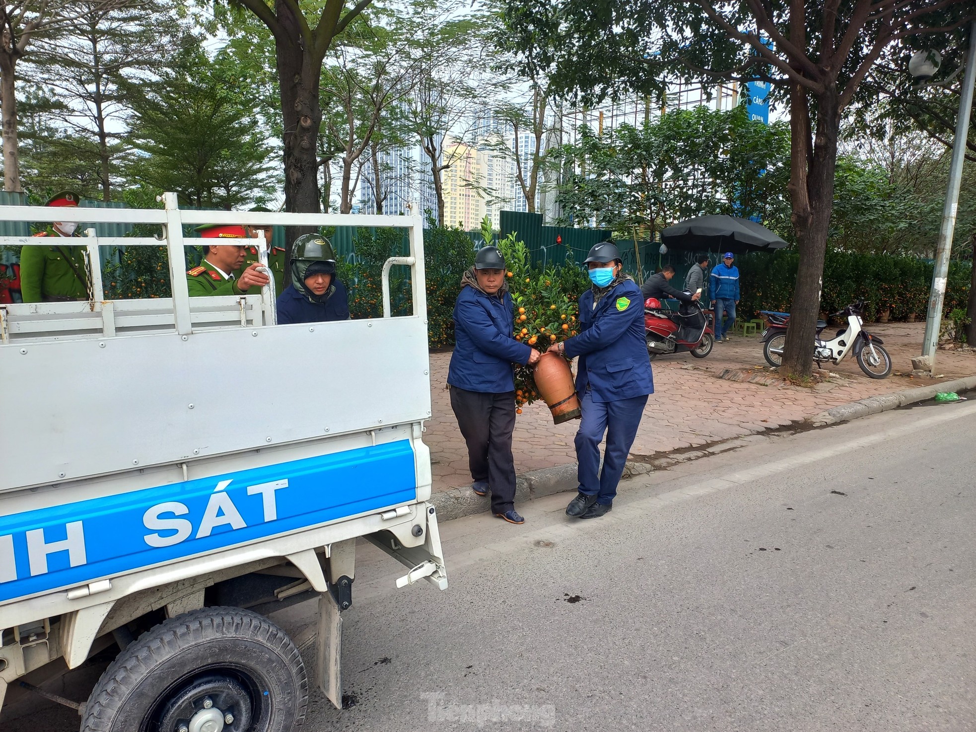 'Xẻ thịt' vỉa hè Hà Nội: Lập lại trật tự, xác minh các 'đối tượng quyền lực'- Ảnh 1.