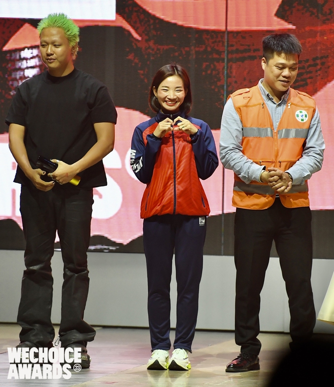 Nữ hoàng điền kinh Nguyễn Thị Oanh xuất sắc lọt Top 5 Đại sứ truyền cảm hứng tại Gala WeChoice Awards 2023- Ảnh 2.