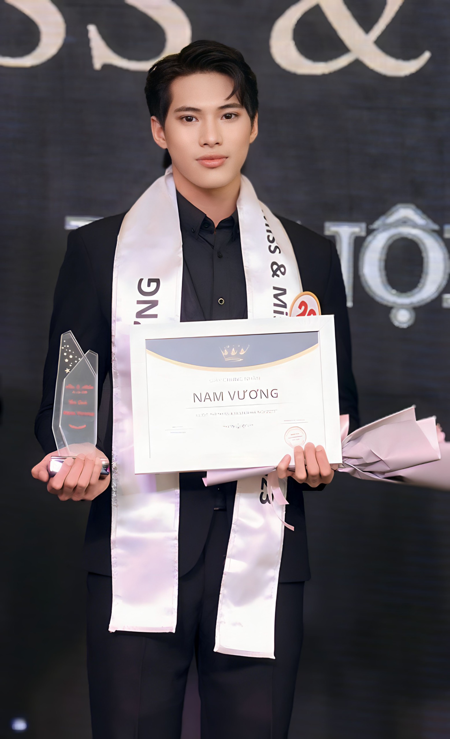 Nông Thanh Tùng - Chàng trai dân tộc Tày giành ngôi Nam vương cuộc thi Miss & Mister Hà Nội 2023- Ảnh 1.