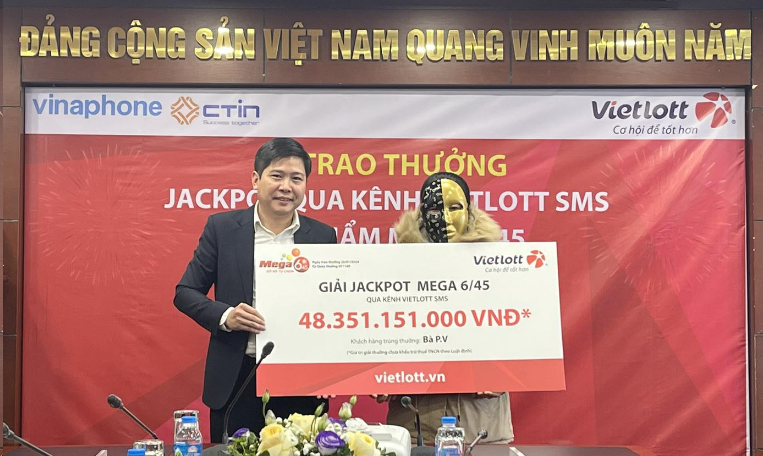 Một phụ nữ nhận giải Jackpot đầu tiên năm 2024 của Vietlott trị giá gần 50 tỉ đồng- Ảnh 1.