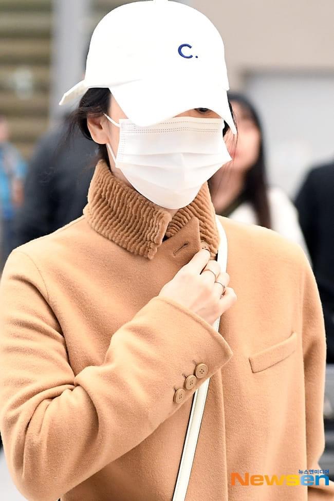 Song Hye Kyo âm thầm trở lại Hàn Quốc, vô tình để lộ "bằng chứng" đã đính hôn?- Ảnh 3.