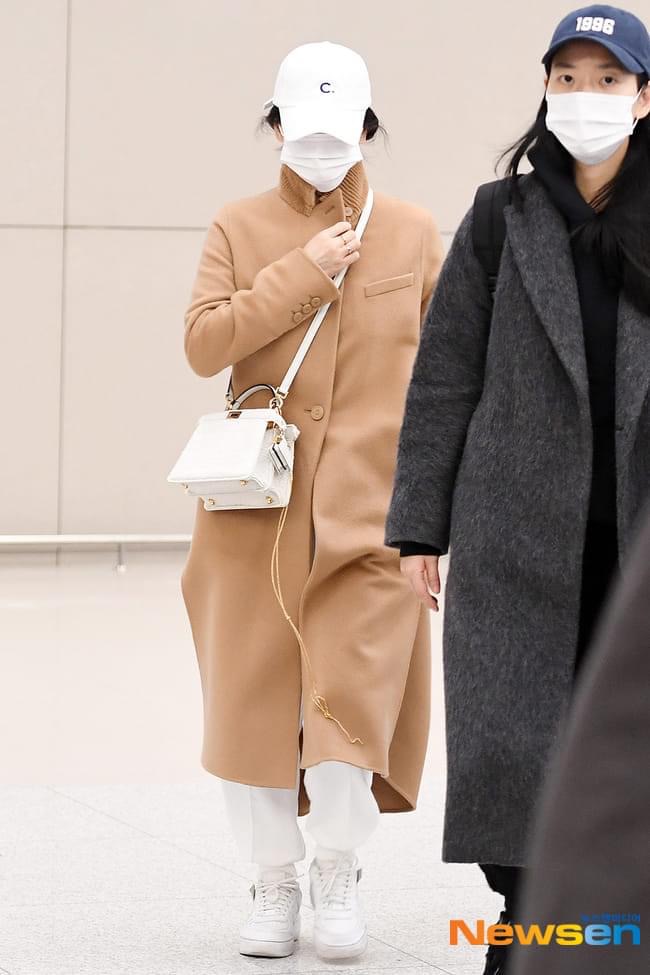 Song Hye Kyo âm thầm trở lại Hàn Quốc, vô tình để lộ "bằng chứng" đã đính hôn?- Ảnh 2.