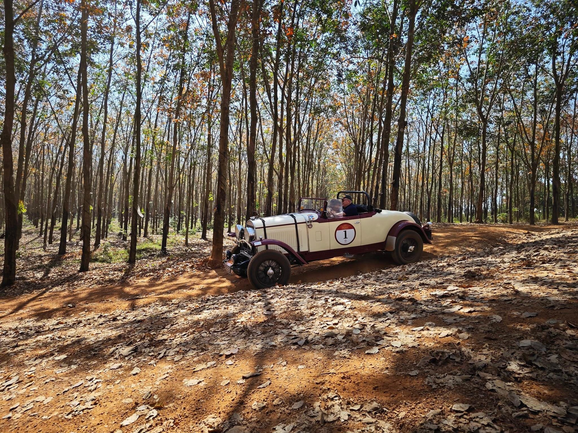 Dàn xe cổ trăm tuổi chạy gần 7.000km xuyên rừng ĐNÁ: Qua 4 nước, xuất phát từ TP.HCM, kết thúc ở Hà Nội- Ảnh 17.